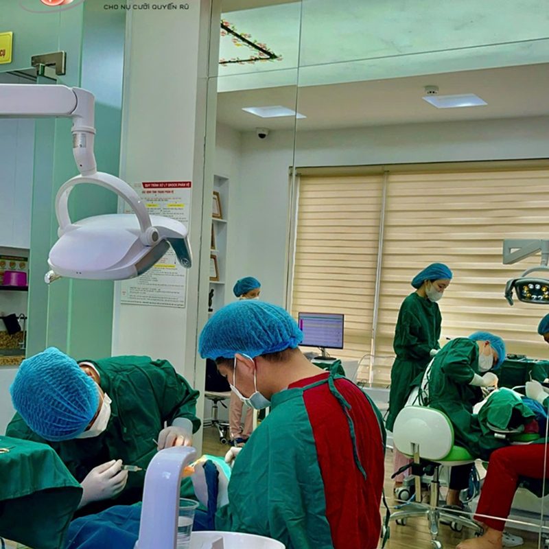 Thực hiện phẫu thuật miệng