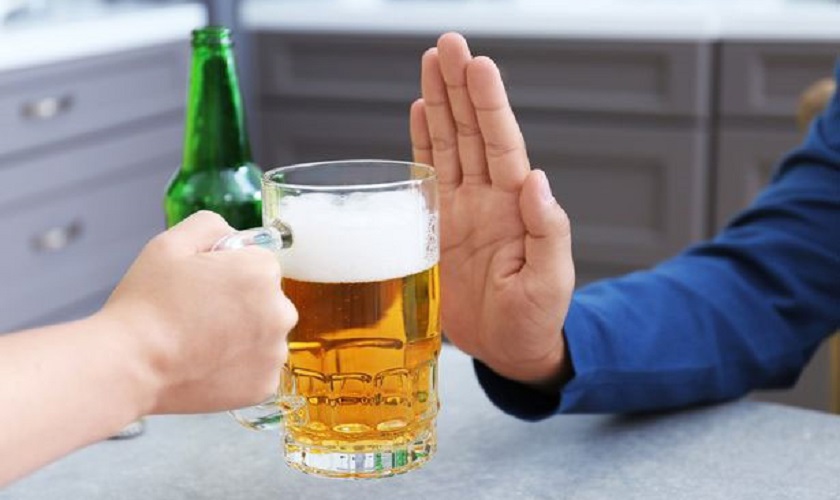 Trồng răng Implant phải kiêng rượu bia trong bao lâu?