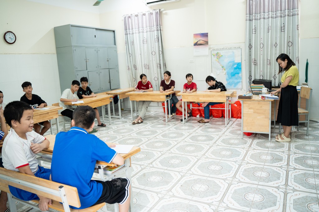 Các lớp học tại đây còn thiếu thốn về cơ sở vật chất, nhưng niềm tin về tương lai tươi sáng thì luôn thường trực trong mỗi con người nơi đây