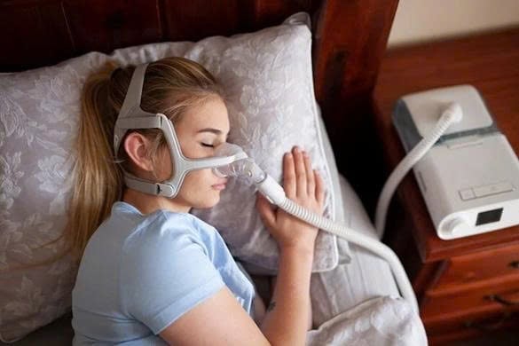 Hình ảnh minh họa bệnh nhân đeo CPAP (Nguồn: Oklahoma Otolaryngology Associates). Ảnh: Như Ngọc.