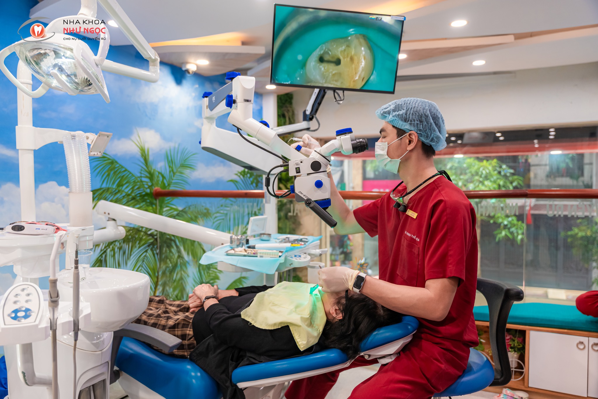 Endodontic treatment under a microscope
